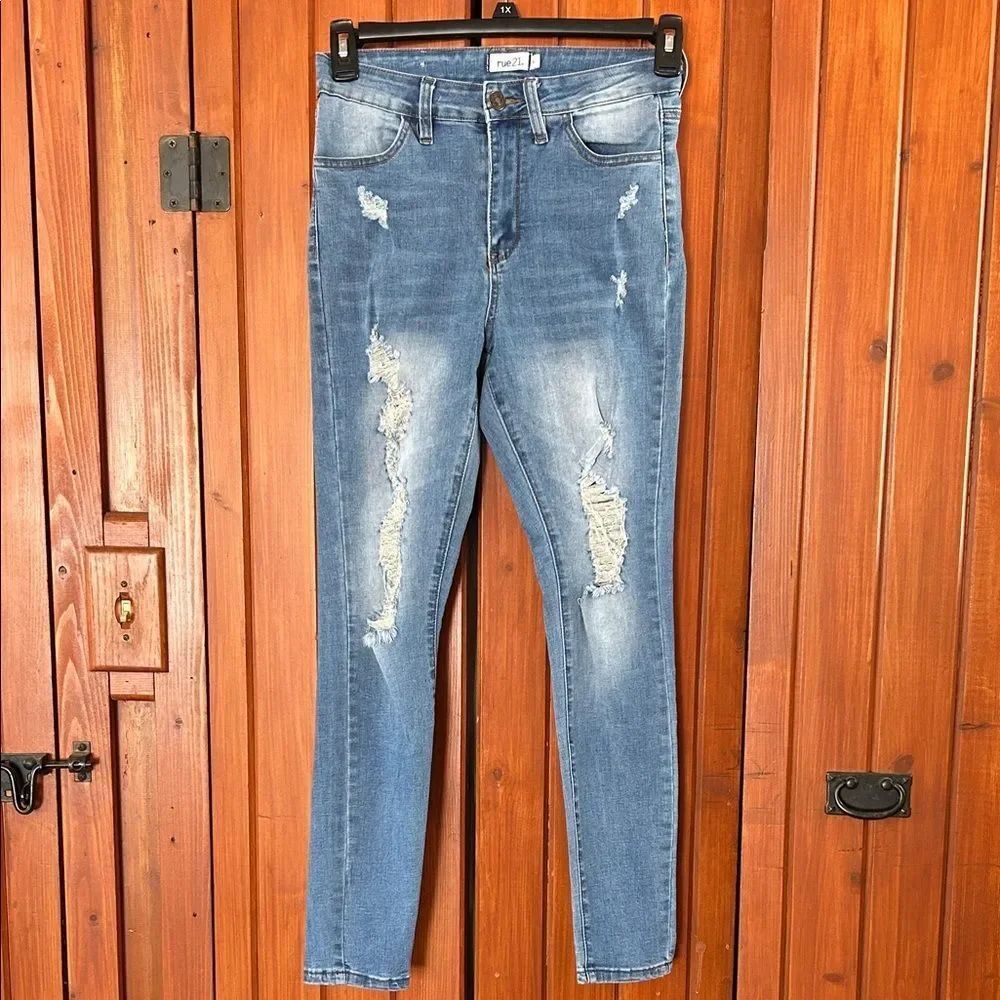 Rue 21 Light Blue Distressed high waisted Skinny Jeans size 6. RW